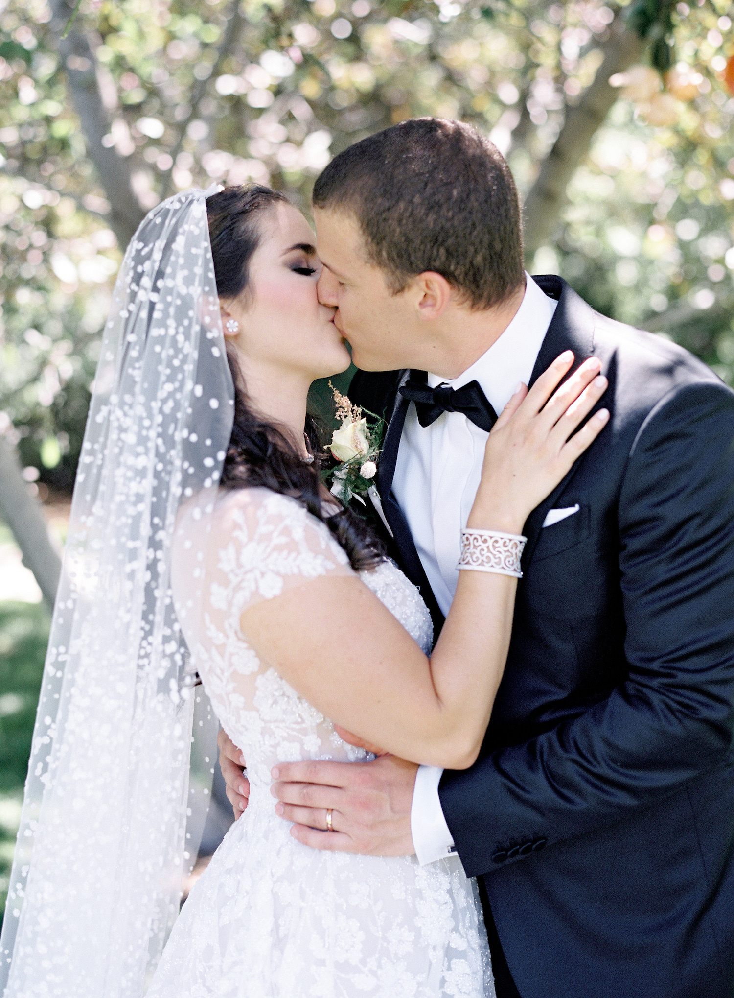 micro-wedding-bride-and-groom-kissing